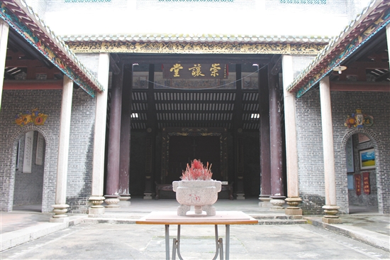 古祠内部很宽敞,中座挂有“崇让堂”的牌匾。