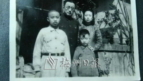 刘兴诗（左一）
和父亲刘静以及母
亲、弟弟在一起。（摄
于1940年代的武汉）
