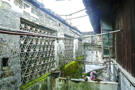 外墙上的镂空花窗是专家断定建造年代的依据之一 /晨报记者 张佳琪