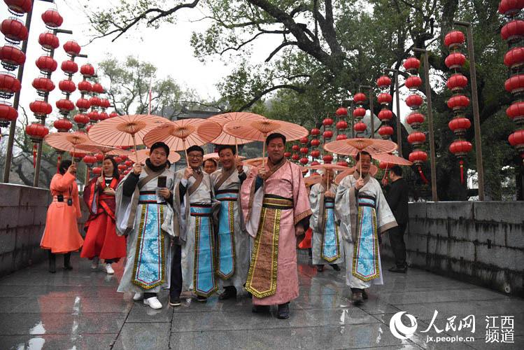 韩国朱子后裔来到江西婺源寻根问祖，表达对祖先的追思。