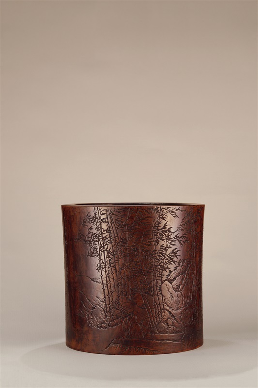 　　清乾隆 周芷岩刻黄花梨竹石大笔筒 高22cm 成交价：873.6万元 北京保利五周年（2010）春拍 （北京保利拍卖供图）