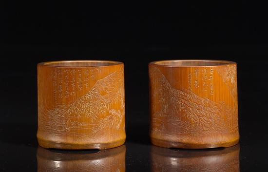 清乾隆 周芷岩制竹石寒泉图笔筒（一对） 高9.4cm、直径10.2cm 1762年作 上海博物馆藏