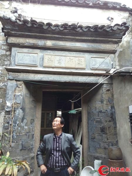 图说：文史专家周敏法在曹家老宅 新民晚报记者 俞亮鑫 摄