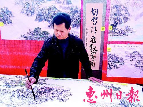 周玉添现场创作的这幅画，拍卖所得全部用作公益活动。
